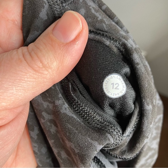 Lululemon black animal print leggings knee length below the knee size 12 - Picture 7 of 7